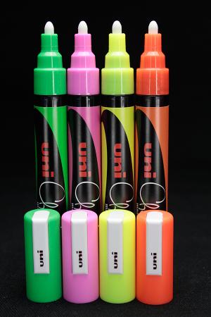 UNI CHALK - Pack de 4 marqueurs craie - pointe moyenne conique - coloris  assortis (blanc, rouge, vert, doré) Pas Cher